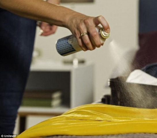 حل مبتكر للكسالى.. بخاخ "سحري" لغسل الملابس!