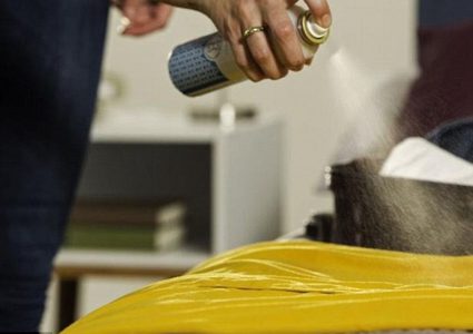 حل مبتكر للكسالى.. بخاخ "سحري" لغسل الملابس!