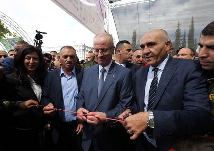 من افتتاح رئيس الوزراء د. رامي الحمد الله مهرجان العنب الفلسطيني، اليوم الاثنين في مدينة حلحول بمحافظة الخليل، بحضور وزير الصحة د. جواد عواد، ووزيرة الاقتصاد الوطني عبير عودة، ورئيس بلدية حلحول حجازي مرعب، ورئيس الغرفة التجارية- شمال الخليل نور الدين جرادات، وعدد من رؤساء البلديات والغرف التجارية وممثلي قطاع الأعمال، وعدد من ممثلي المنظمات الدولية الشريكة.