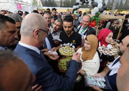 افتتاح رئيس الوزراء مهرجان العنب الفلسطيني