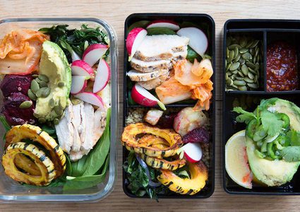 خمس وجبات خفيفة يسهل تناولهم في العمل