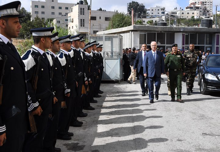 من افتتاح رئيس الوزراء د. رامي الحمد الله مهرجان العنب الفلسطيني، اليوم الاثنين في مدينة حلحول بمحافظة الخليل، بحضور وزير الصحة د. جواد عواد، ووزيرة الاقتصاد الوطني عبير عودة، ورئيس بلدية حلحول حجازي مرعب، ورئيس الغرفة التجارية- شمال الخليل نور الدين جرادات، وعدد من رؤساء البلديات والغرف التجارية وممثلي قطاع الأعمال، وعدد من ممثلي المنظمات الدولية الشريكة.