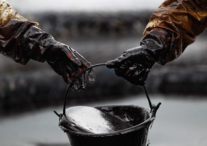 مع اقتراب "عقوبات إيران".. النفط يرتفع