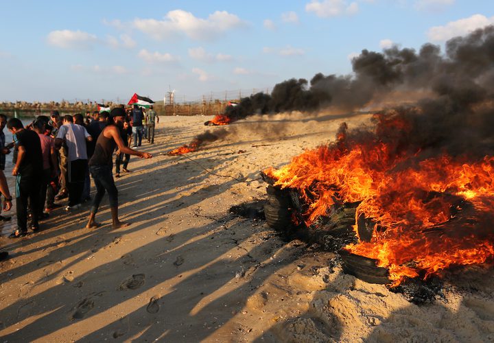 متظاهرون فلسطينيون يجتمعون خلال مظاهرة ضد الحصار الإسرائيلي على قطاع غزة ، على طول الحاجز البحري لغزة على الحدود البحرية مع إسرائيل بالقرب من كيبوتس زكيم ، شمال بيت لاهيا في شمال قطاع غزة .