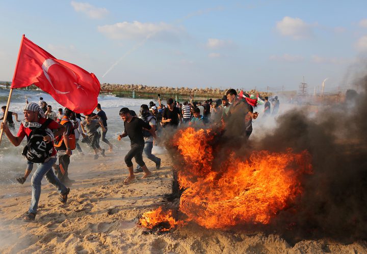 متظاهرون فلسطينيون يجتمعون خلال مظاهرة ضد الحصار الإسرائيلي على قطاع غزة ، على طول الحاجز البحري لغزة على الحدود البحرية مع إسرائيل بالقرب من كيبوتس زكيم ، شمال بيت لاهيا في شمال قطاع غزة .