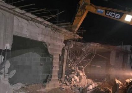 قوات الاحتلال تجبر مواطنًا على هدم منزله في القدس