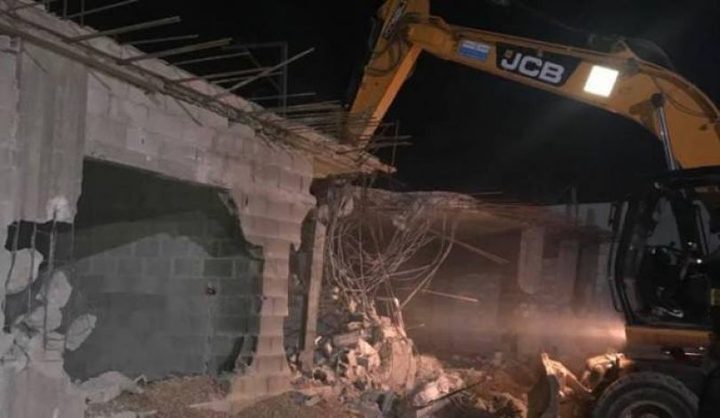 قوات الاحتلال تجبر مواطنًا على هدم منزله في القدس