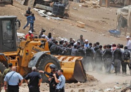 الاحتلال يشدد من حصاره على قرية الخان الأحمر