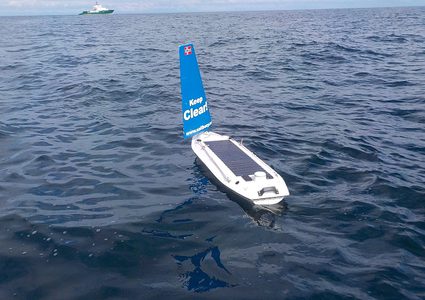 قارب موجه صغير يعبر المحيط الأطلسي!