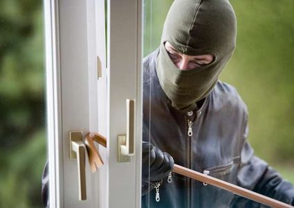 لص يطلق النار على نفسه خلال مطاردة الشرطة له !