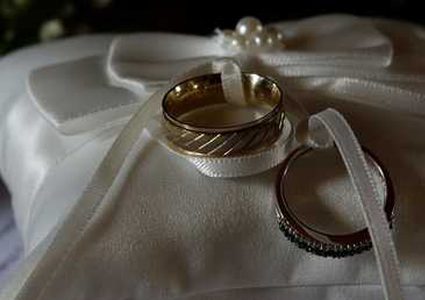 ترك عروسه لإدمانها واتس آب..ويضع شرطا للزواج بها !