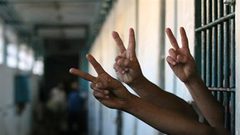 3 أسرى يواصلون إضرابهم عن الطعام