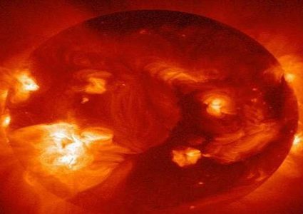 عاصفة شمسية تضرب الأرض وتظهر آثارها في دولتين