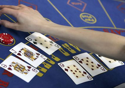 القبض على 3 اشخاص متلبسين بلعب القمار