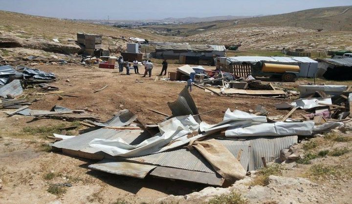 شبان يفتحون البوابة التي اغلقها الاحتلال