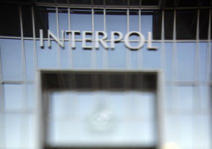 انتربول فلسطين يتسلم مطلوب هارب خارج البلاد