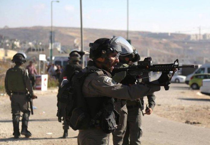 الاحتلال يقتحم حزما ويسحب تصاريح عدد من العائلات