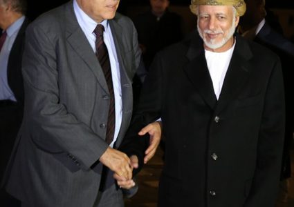 الرجوب يطلع وزيرالخارجية العماني على آخر المستجدات