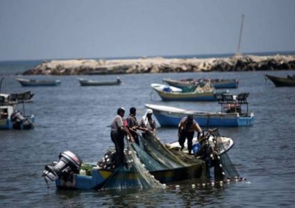إسرائيل تدرس تقليص مساحة الصيد ببحر القطاع