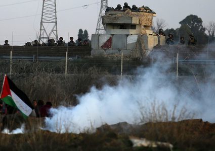 شبان يحرقون السياج الحدودي جنوب القطاع