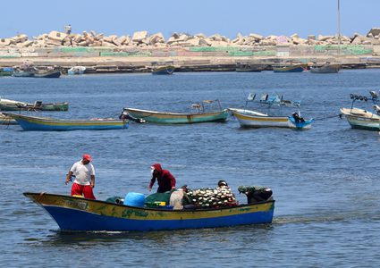 الاحتلال يعتقل 3 صيادين ويصادر مركبهم