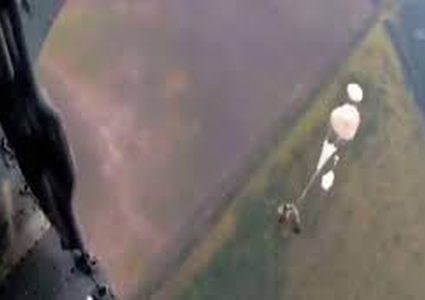 شاهد السقوط المميت لمظلي روسي !