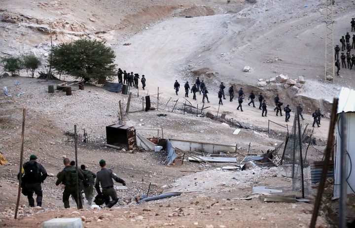 الاحتلال يهدم قرية الوادي الأحمر (صور)