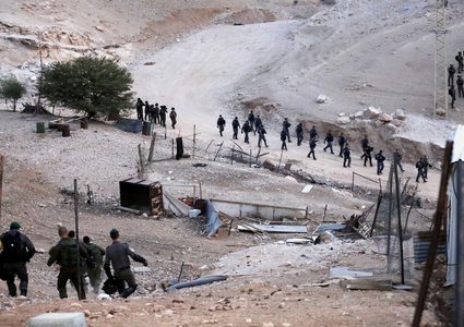 الاحتلال يهدم قرية الوادي الأحمر (صور)