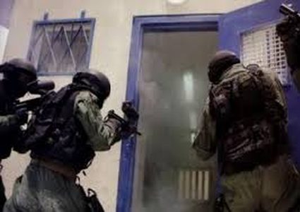 وحدات القمع تقتحم قسم (3) في معتقل عسقلان