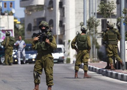 الخليل: قوات الاحتلال تحتجز طالبين على حاجز عسكري