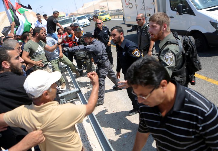 قوات الاحتلال تغلق الطرق المؤدية للخان الاحمر