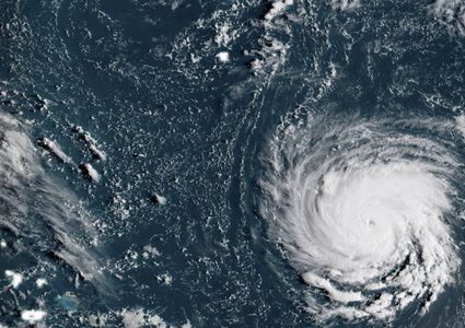 يقترب من السواحل الأمريكية