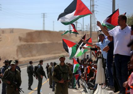 قوات الاحتلال تغلق الطرق المؤدية للخان الاحمر