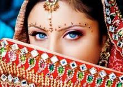 قصر وخدم لتسهيل "دراسة" طالبة من الهند