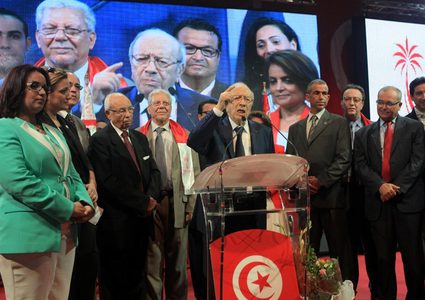 الحزب الحاكم في تونس يعلق عضوية رئيس الوزراء