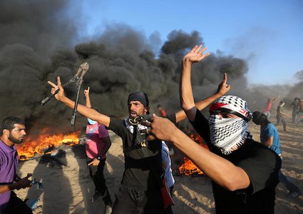 من المواجهات التي اندلعت بين المتظاهرين وقوات الاحتلال في خيام الاحتجاج  مطالبين بحق العودة إلى وطنهم على الحدود بين إسرائيل وغزة  في خان يونس في جنوب قطاع غزة يوم الجمعة 14 سبتمبر 2018.