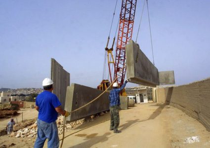 الاحتلال يبني أطول جدار خراساني حول قطاع غزة