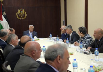 الرئيس يترأس اجتماعا للقيادة الفلسطينية