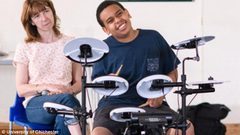 دراسة: قرع الطبول يساعد الأطفال المصابين بالتوحد