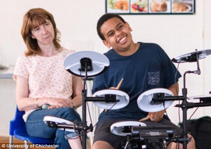 دراسة: قرع الطبول يساعد الأطفال المصابين بالتوحد