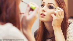 للنساء.. مخاطر مواد التجميل أكبر مما تتخيلن !