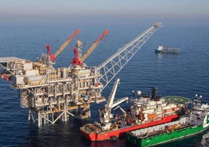 مصر توقّع اتفاقيتين للتنقيب عن النفط والغاز