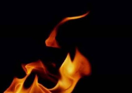 شاب يضرم النار بفتاة والسبب لا يصدق