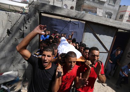 مشيعون يحملون جثة المواطن صهيب أبو كاشف الذي توفي متأثراً بجراحه التي أصيب بها خلال اشتباكات في خيام احتجاج على الحدود بين إسرائيل وغزة خلال جنازته في خان يونس بجنوب قطاع غزة ، في 16 سبتمبر / أيلول 2018.