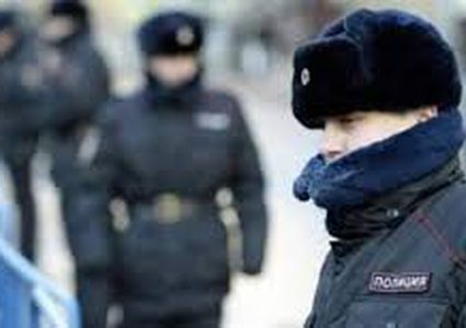 موسكو..رجل ضخم يقدم على حمل شرطي بصورة مفاجئة