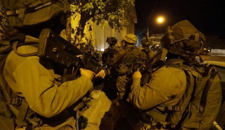 استجواب مواطنين جنوب جنين على حاجز متكرر