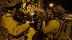 استجواب مواطنين جنوب جنين على حاجز متكرر
