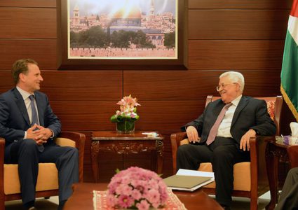 الرئيس عباس يستقبل "كرينبول"