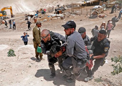 الاحتلال يحاصر المتضامنين في قرية الخان الأحمر