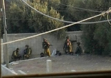 قوات الاحتلال تداهم منزلًا وتصادر ممتلكات